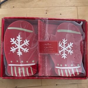 Hallmark Red and White Winter Mittens Plate Set